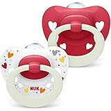 NUK Signature Night chupete | 0-6 meses | Calma al 95% de los bebés | Chupetes de silicona sin BPA en forma de corazón | Brilla en la oscuridad | Incluye funda | Corazones rojos | 2 unidades
